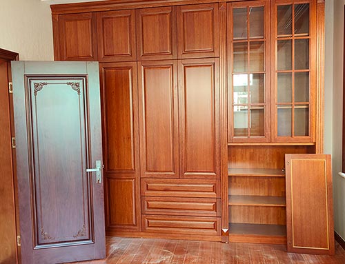 惠安中式家庭装修里定制的实木衣柜效果图